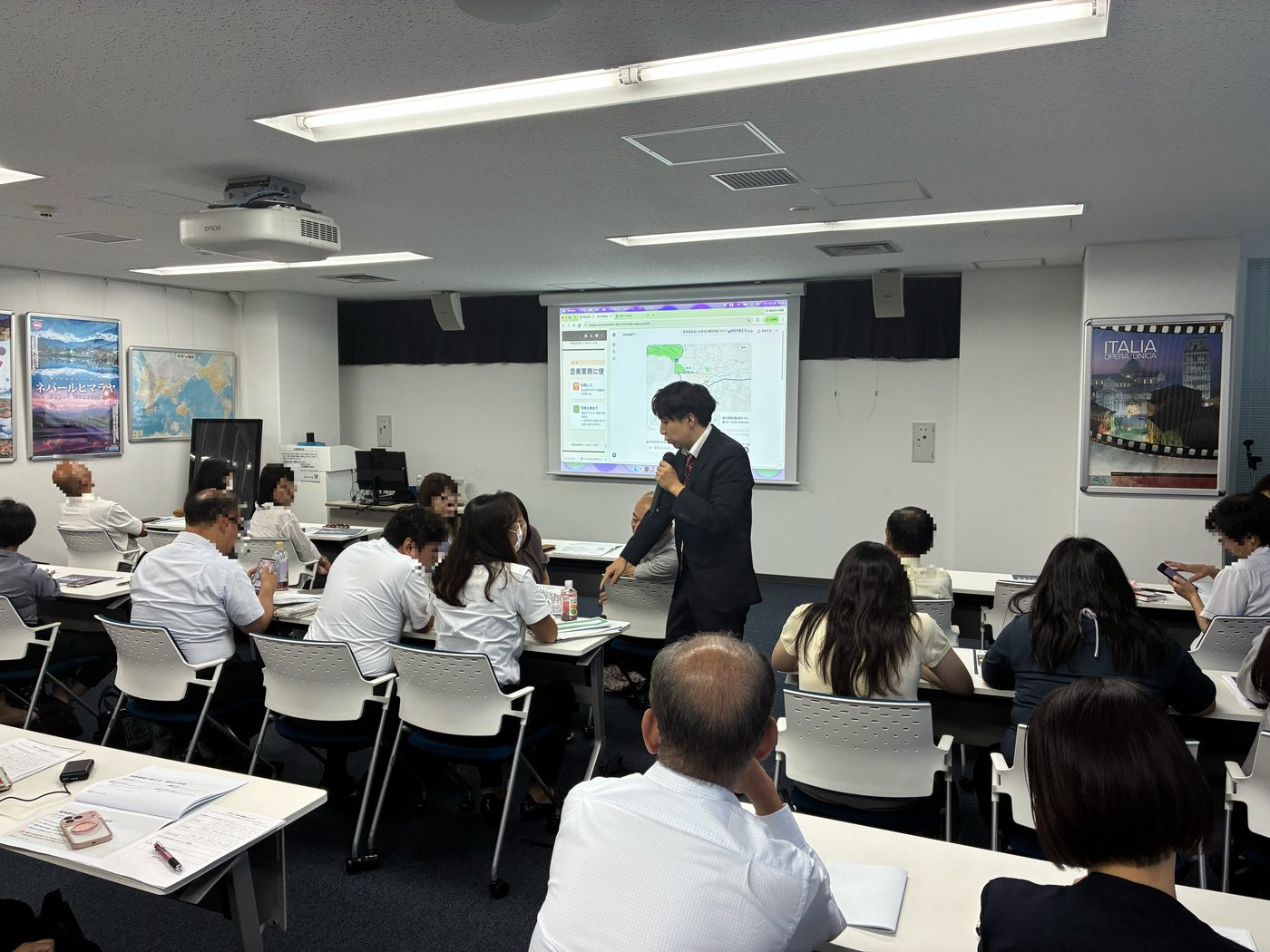 講師がAI活用を実演する企業研修の様子